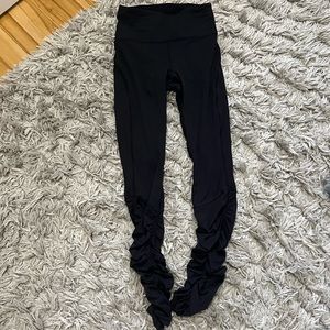 Size 4 lululemon leggings with synching on bottom